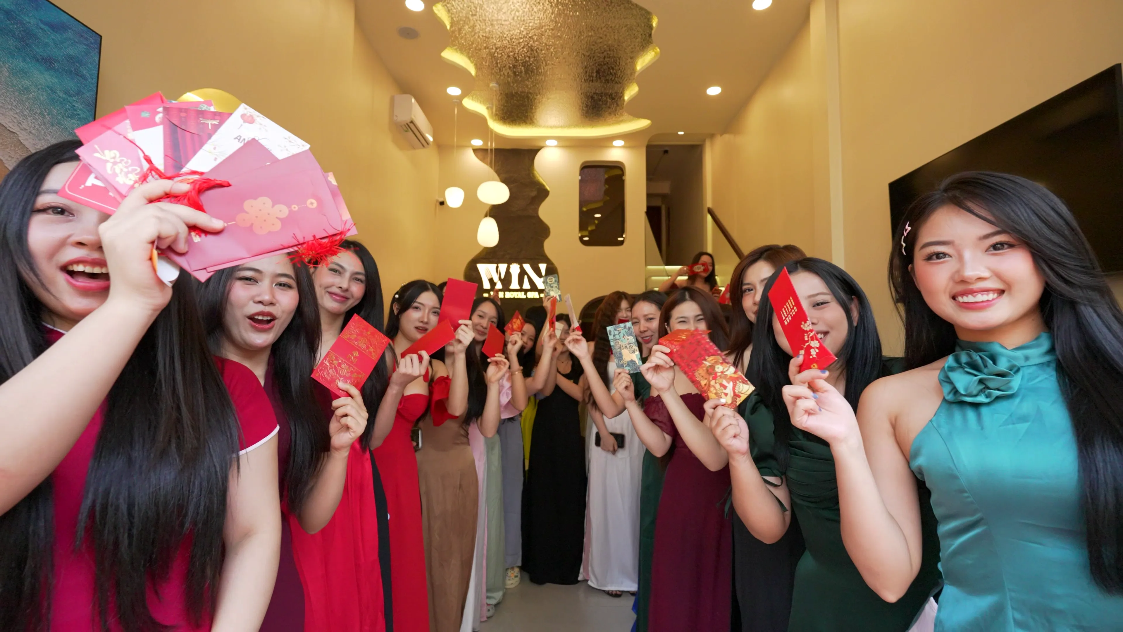 Đội ngũ Win Royal Spa trong ngày khai trương tại Quận 1, TP.HCM